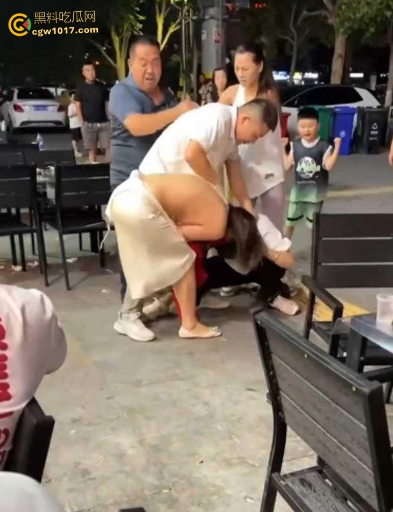 原配小三当街互殴名场面,激烈扭打互相撕扯,衣服扒光露出雪白肉体,彪悍战斗力引得路人围观 !-3