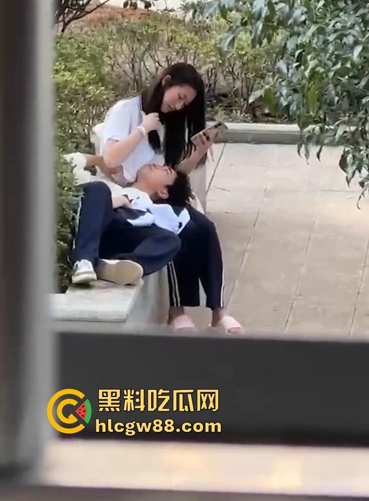 南京第三中学逆天小情侣野外做露水夫妻 无视旁人口交舔奶 被偷拍视频流出!-3