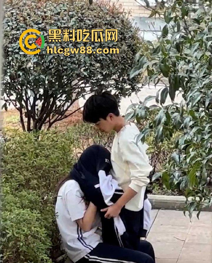 南京第三中学逆天小情侣野外做露水夫妻 无视旁人口交舔奶 被偷拍视频流出!-8