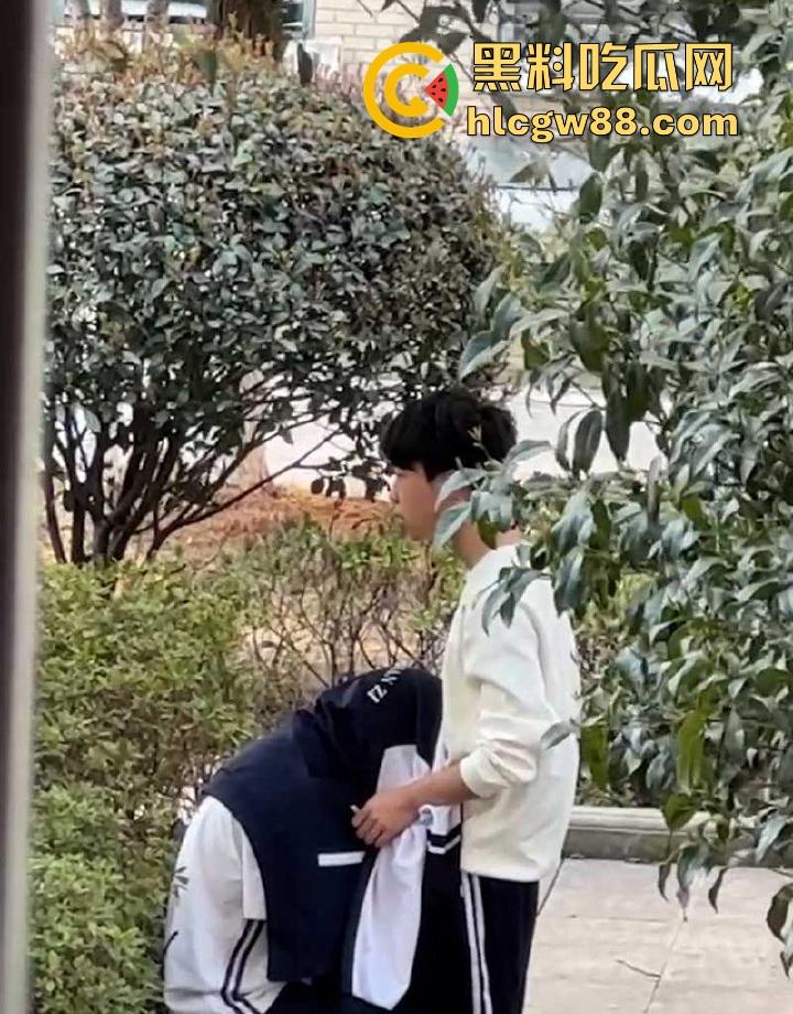 南京第三中学逆天小情侣野外做露水夫妻 无视旁人口交舔奶 被偷拍视频流出!-9
