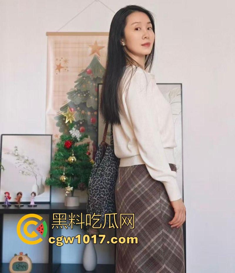 跟大嫂的刺激偷情，后入式暴操嫂子肥臀，嫂子爽到在前面大声的叫着直喊姐夫，这身材操起来真爽！-3