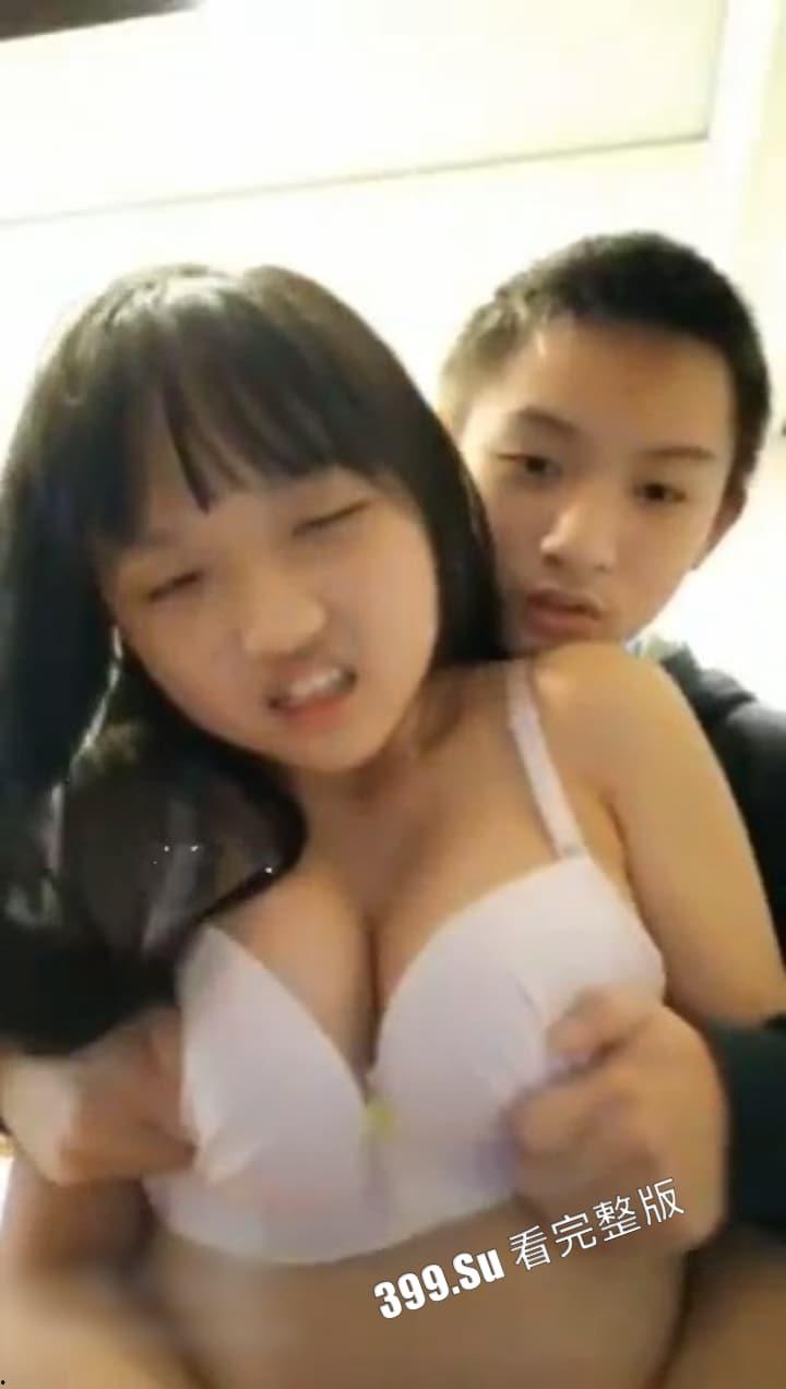 有点过于真实！性瘾发作的妹妹 缠着亲哥发骚 哥哥疯狂上下其手挑逗萝莉妹妹  这么可爱的妹妹谁不爱？-3