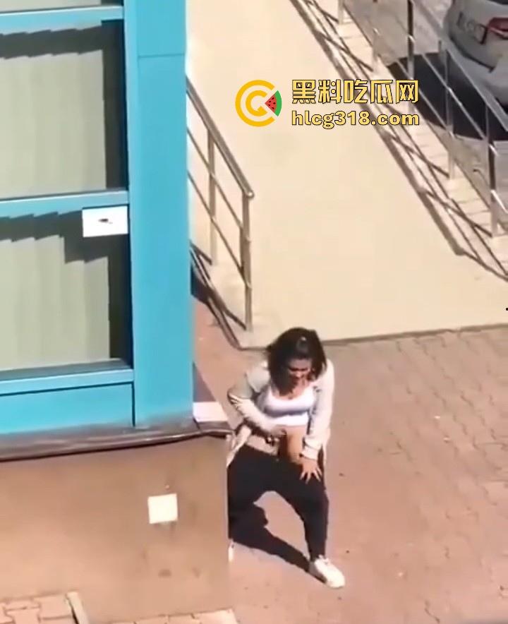 欧美大洋妞街上在线抠逼,不明原因的阴道瘙痒,眼看四下无人脱掉裤子自行止痒!-3