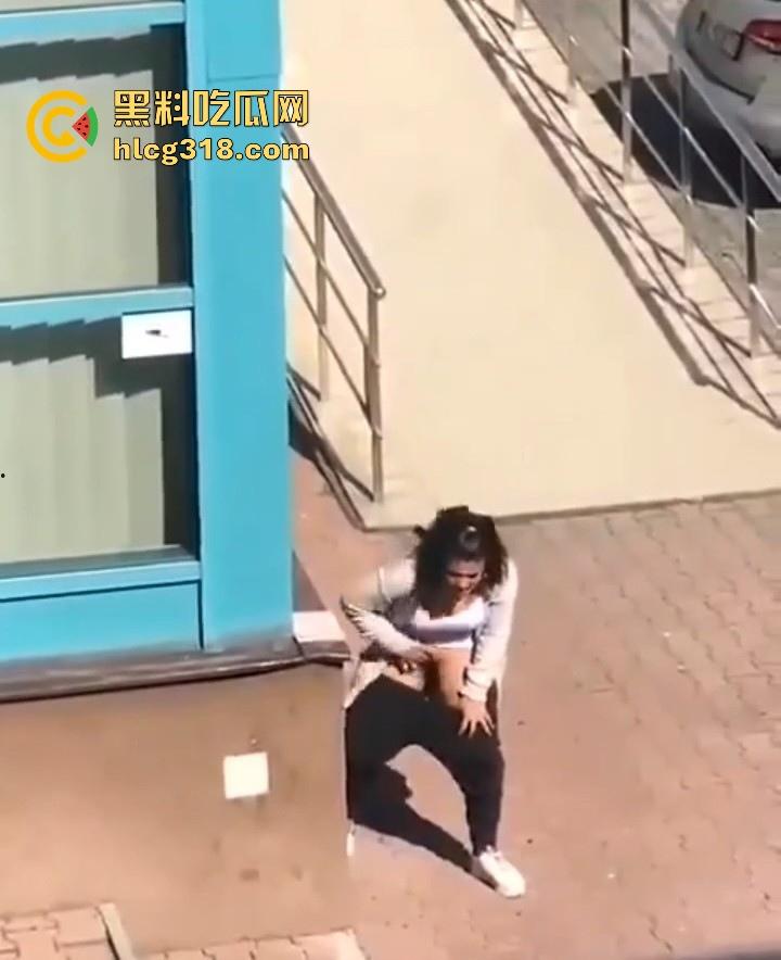 欧美大洋妞街上在线抠逼,不明原因的阴道瘙痒,眼看四下无人脱掉裤子自行止痒!-4