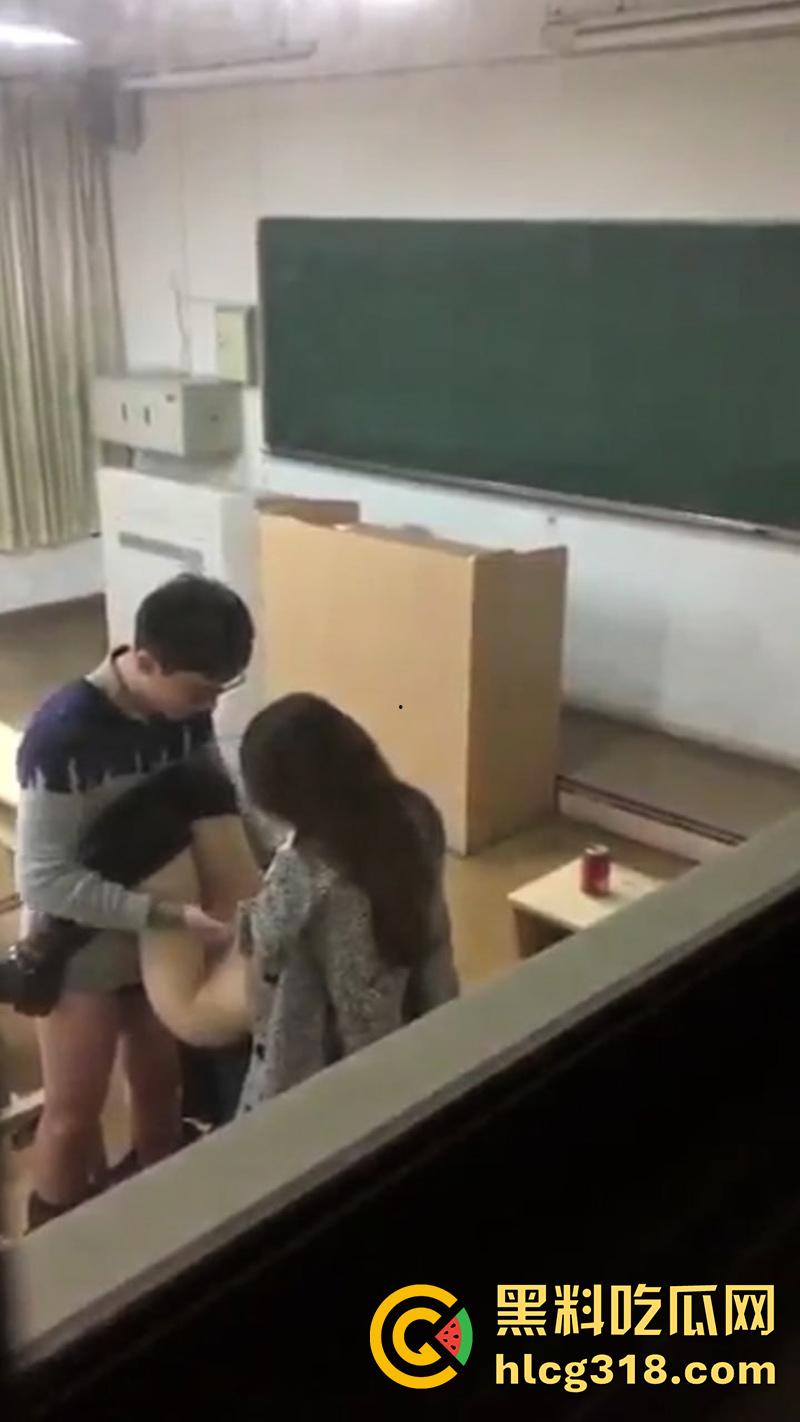 浙江大学美女助教,教室偷情眼镜学生,据说小伙妈妈是学校教授,不过这妹子身材是真赞啊!-3