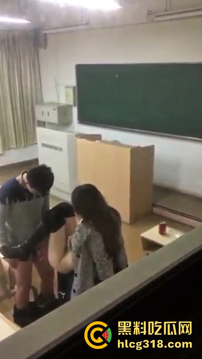 浙江大学美女助教,教室偷情眼镜学生,据说小伙妈妈是学校教授,不过这妹子身材是真赞啊!-5