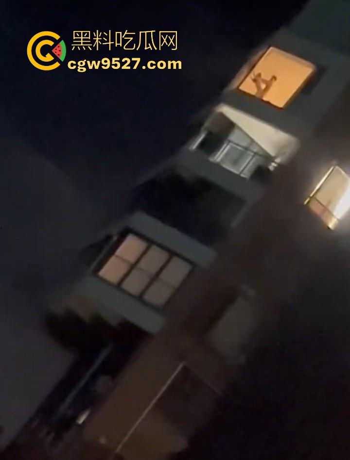 杭州某小区深夜窗前上演火辣性爱大戏，极品身材扶墙后入，各种动作变换不断，靡剪影在灯光下若隐若现！-3