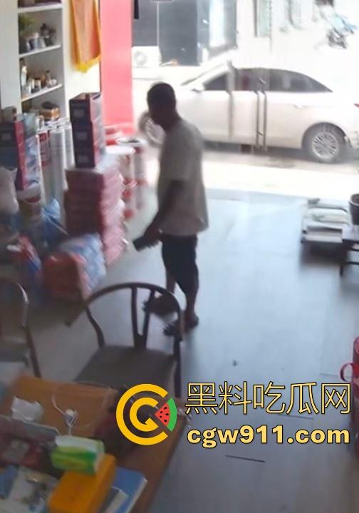 装修材料店铺老板和店员玩刺激偷情,大白天竟在店里玩后入,顾客推门慌忙中断拔屌!-1