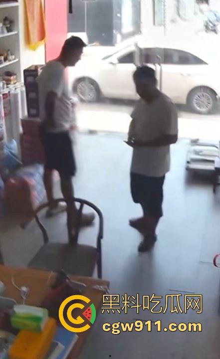 装修材料店铺老板和店员玩刺激偷情,大白天竟在店里玩后入,顾客推门慌忙中断拔屌!-2