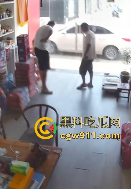 装修材料店铺老板和店员玩刺激偷情,大白天竟在店里玩后入,顾客推门慌忙中断拔屌!-3