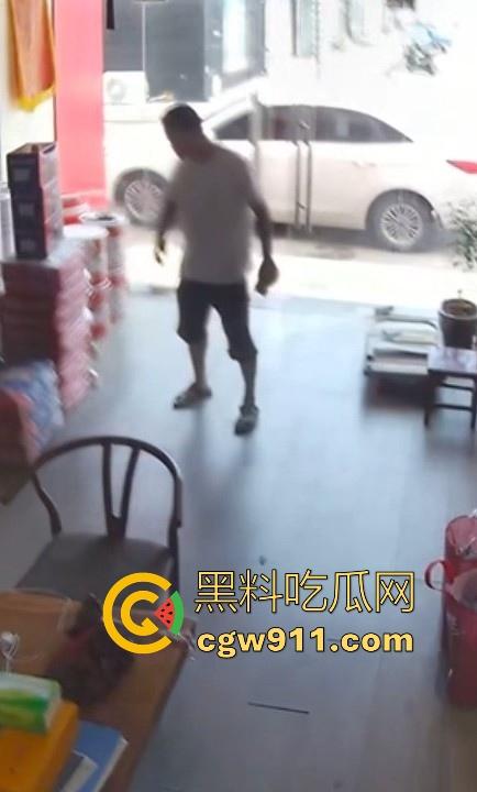 装修材料店铺老板和店员玩刺激偷情,大白天竟在店里玩后入,顾客推门慌忙中断拔屌!-4