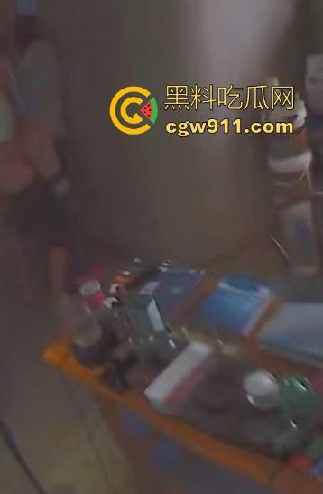 装修材料店铺老板和店员玩刺激偷情,大白天竟在店里玩后入,顾客推门慌忙中断拔屌!-5