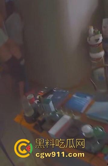 装修材料店铺老板和店员玩刺激偷情,大白天竟在店里玩后入,顾客推门慌忙中断拔屌!-6