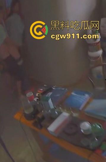 装修材料店铺老板和店员玩刺激偷情,大白天竟在店里玩后入,顾客推门慌忙中断拔屌!-7