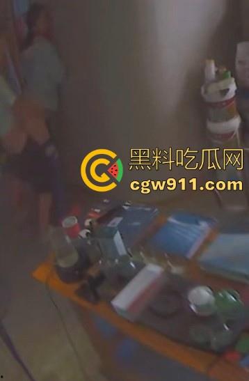 装修材料店铺老板和店员玩刺激偷情,大白天竟在店里玩后入,顾客推门慌忙中断拔屌!-8