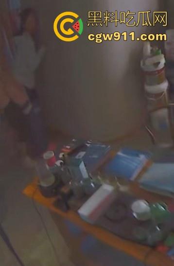 装修材料店铺老板和店员玩刺激偷情,大白天竟在店里玩后入,顾客推门慌忙中断拔屌!-9