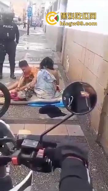 阿三这警察是不是管太宽?流浪汉街头修被子,结果被三个大哥围观打喇叭,搞得他们连个逼都日不下去!-7