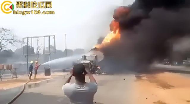 人间炼狱!尼日利亚油罐车泄露遭哄抢爆炸致77死,人都烧成木炭了,重口慎点!-1