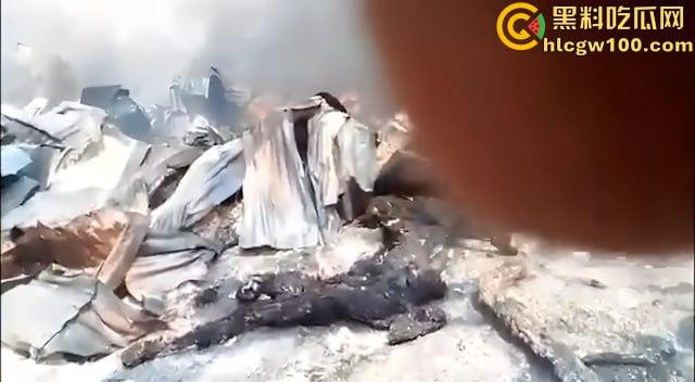 人间炼狱!尼日利亚油罐车泄露遭哄抢爆炸致77死,人都烧成木炭了,重口慎点!-2