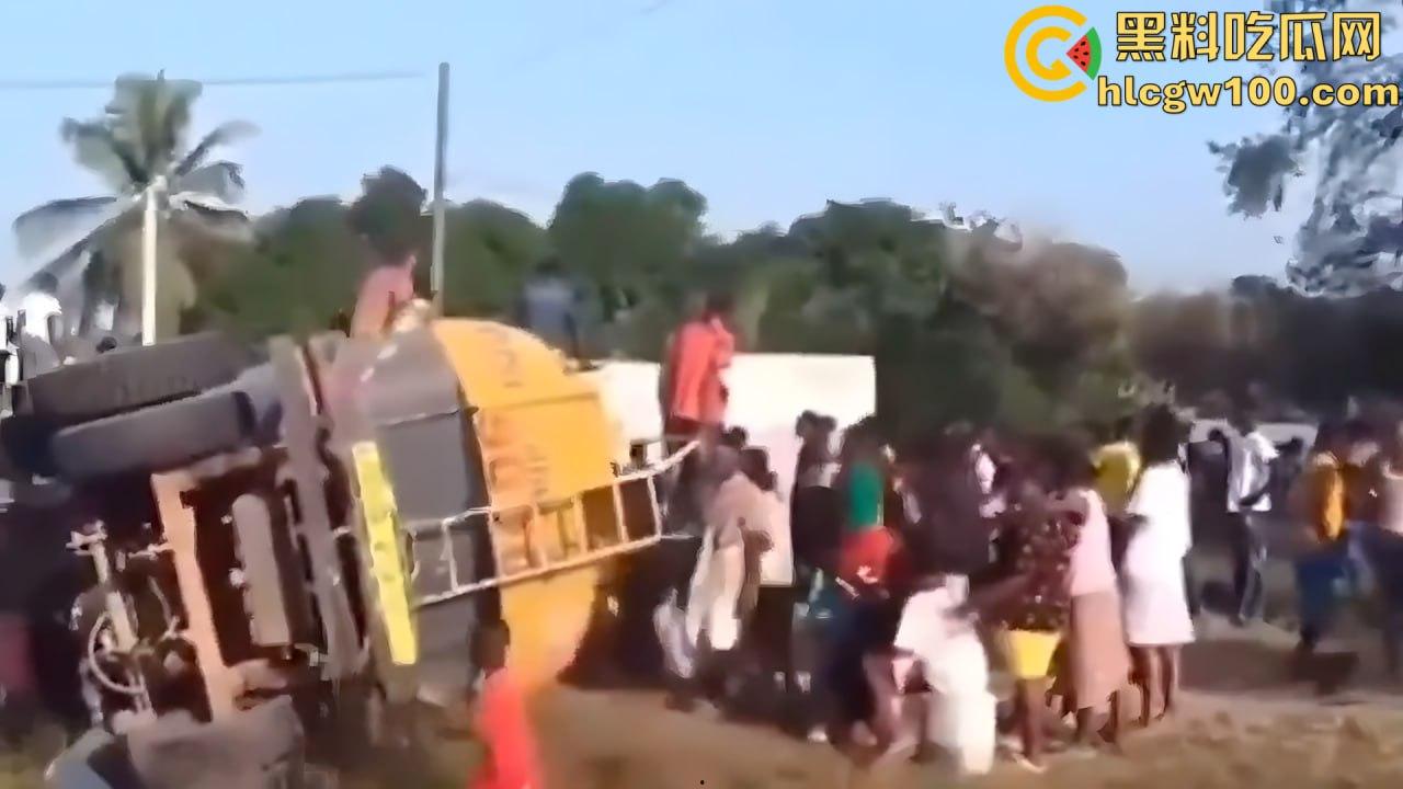 人间炼狱!尼日利亚油罐车泄露遭哄抢爆炸致77死,人都烧成木炭了,重口慎点!-6