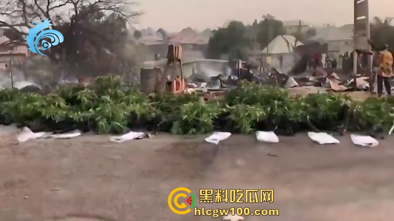 人间炼狱!尼日利亚油罐车泄露遭哄抢爆炸致77死,人都烧成木炭了,重口慎点!-7