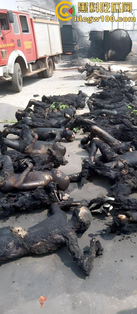 人间炼狱!尼日利亚油罐车泄露遭哄抢爆炸致77死,人都烧成木炭了,重口慎点!-10
