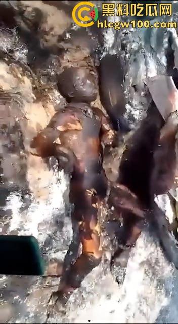 人间炼狱!尼日利亚油罐车泄露遭哄抢爆炸致77死,人都烧成木炭了,重口慎点!-12