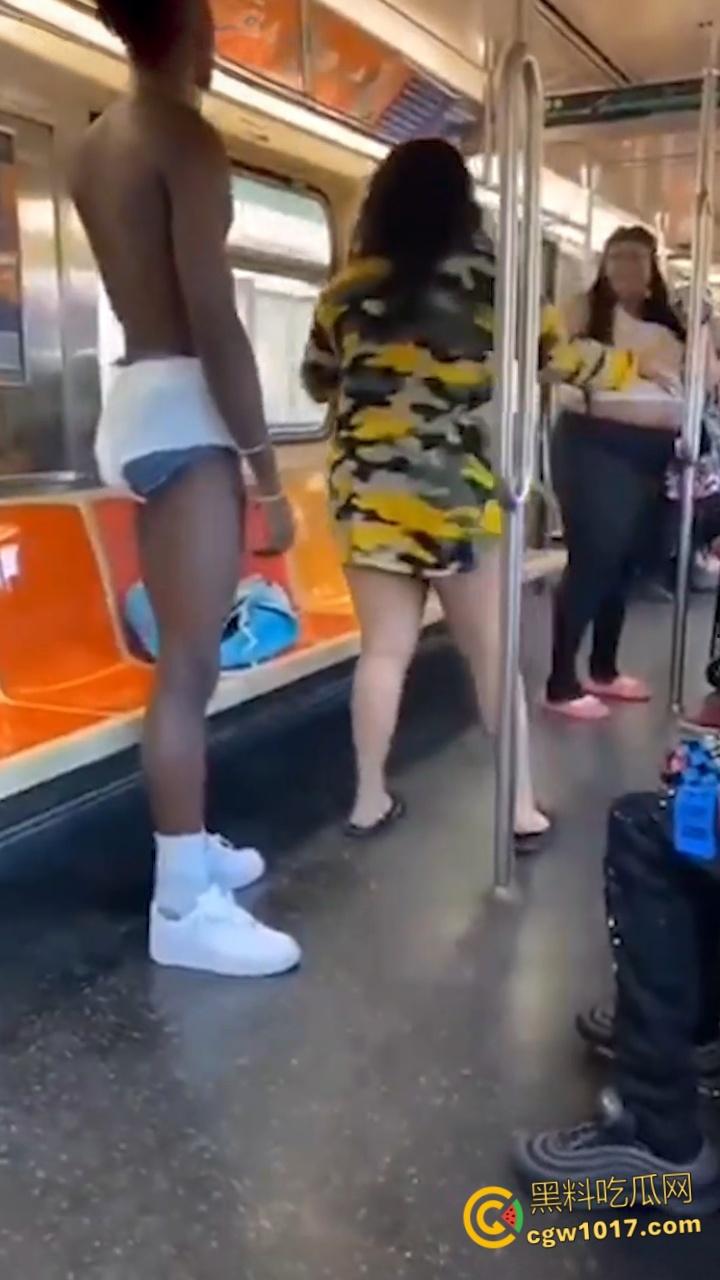 地铁猎奇!黑人巨乳母亲当众给20岁儿子吸吮奶头喂奶,乘客目瞪口呆与其争吵,黑妈宝太过逆天!-4