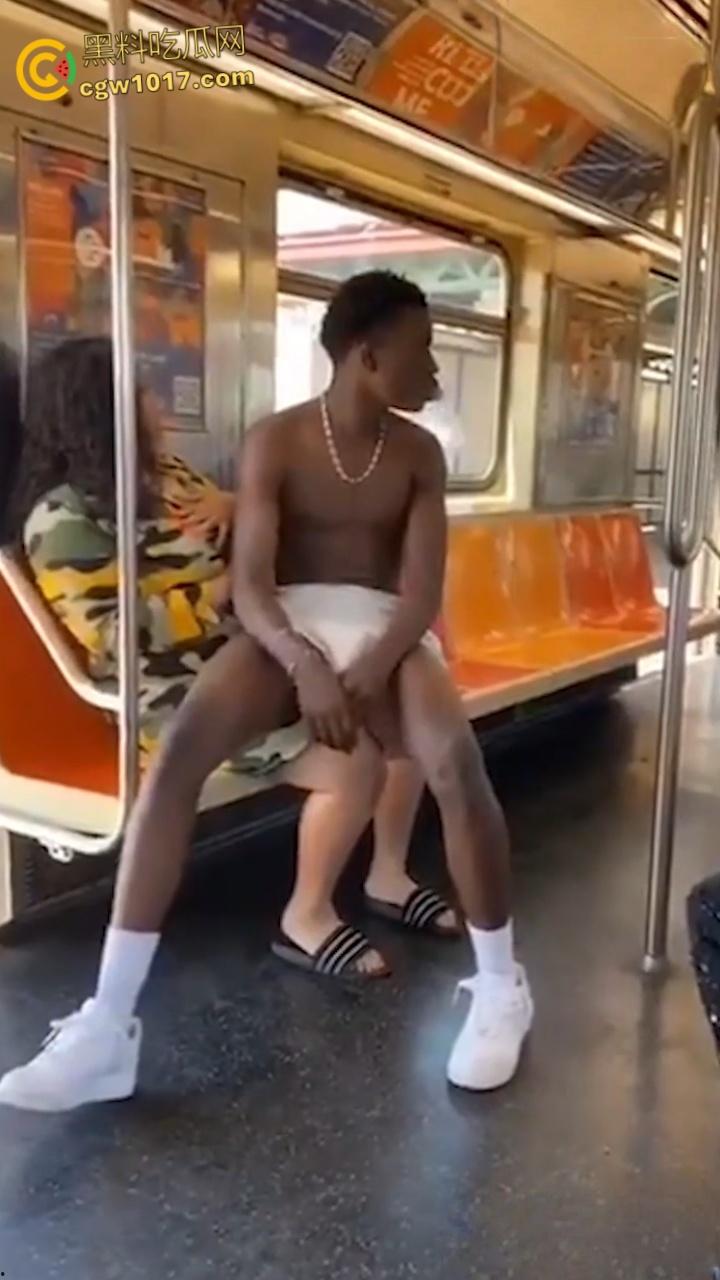 地铁猎奇!黑人巨乳母亲当众给20岁儿子吸吮奶头喂奶,乘客目瞪口呆与其争吵,黑妈宝太过逆天!-5