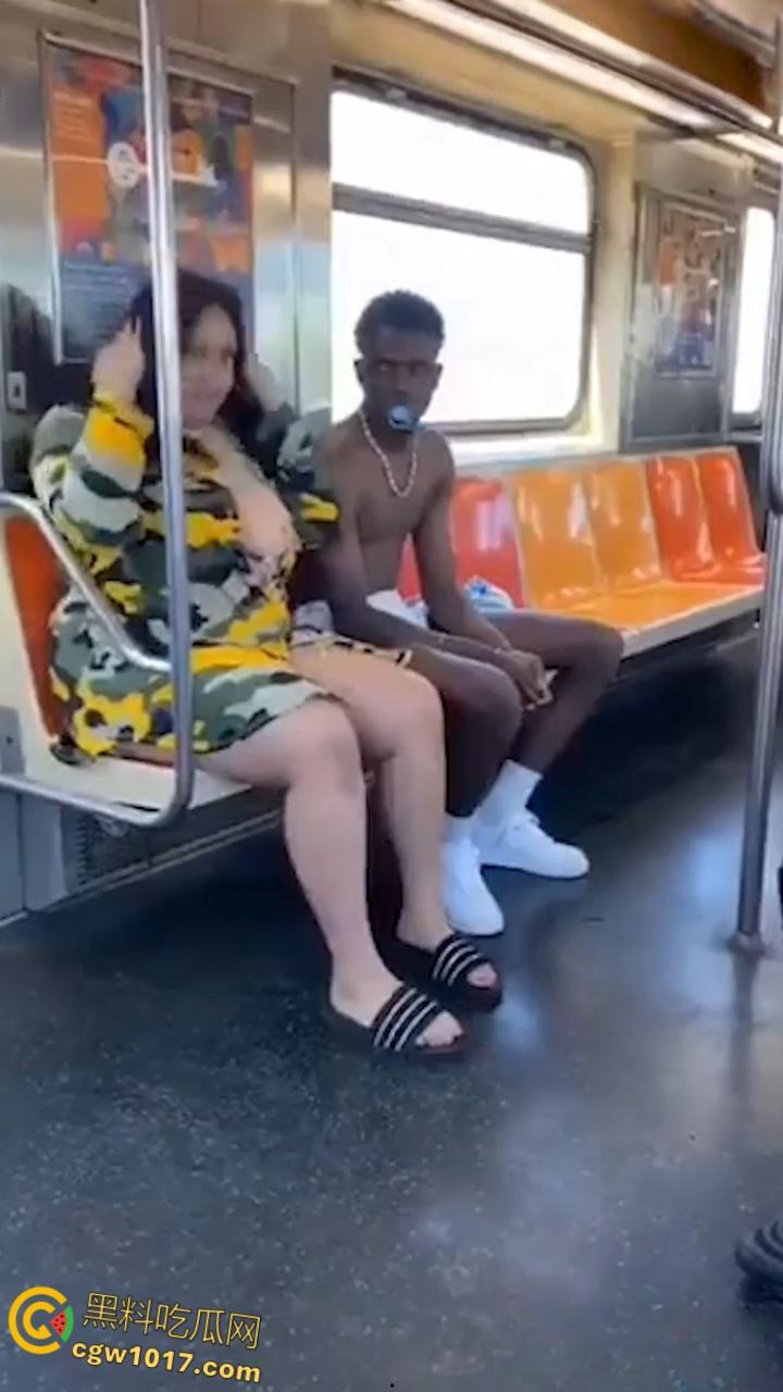 地铁猎奇!黑人巨乳母亲当众给20岁儿子吸吮奶头喂奶,乘客目瞪口呆与其争吵,黑妈宝太过逆天!-6