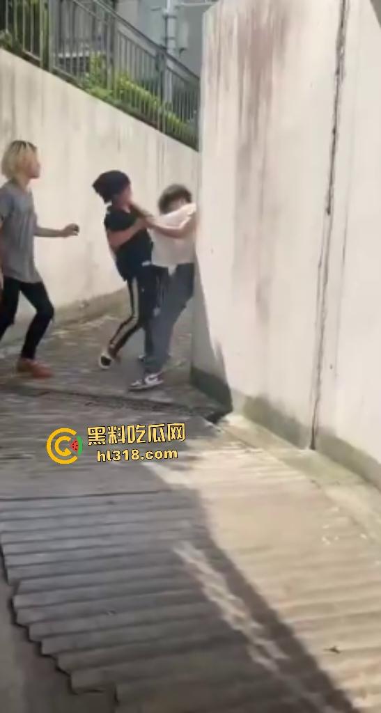 上海杨浦地下车库惊爆恶霸群殴未成年人,恶霸女友还竖大拇指点赞叫嚣-2