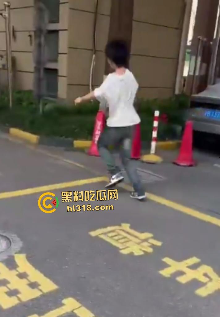 上海杨浦地下车库惊爆恶霸群殴未成年人,恶霸女友还竖大拇指点赞叫嚣-8