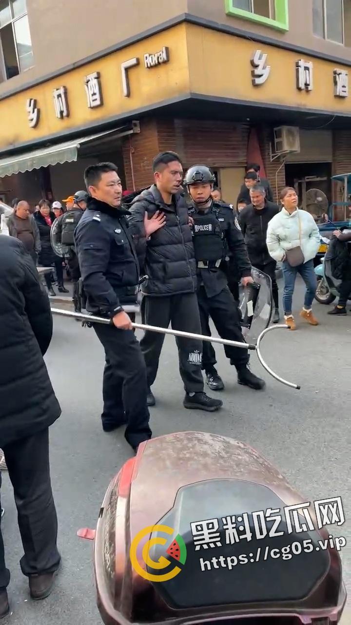 四川成都新都正因小区菜市场杀人案现场画面！一新疆人疑似精神病连砍八人-4