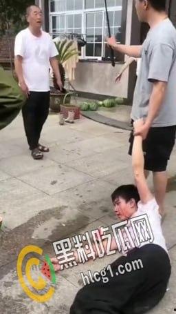 畜生行为！浙江海宁市周王庙镇 畜生孙子为了一个西瓜爆打奶奶 把奶奶打到浑身是血 倒地不起-1