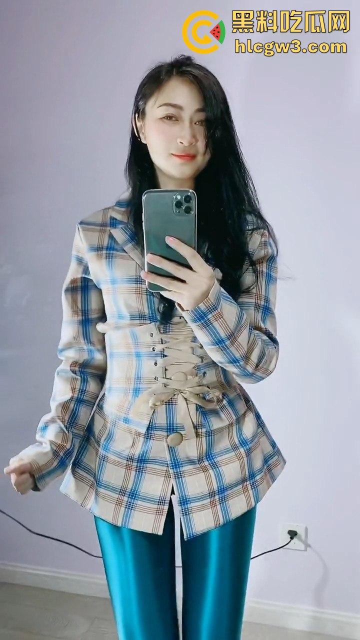 快手主播【尹美美哒】粉丝福利翻车！群内黄瓜插骚逼秀，直播间现场刮毛让人看傻！-2