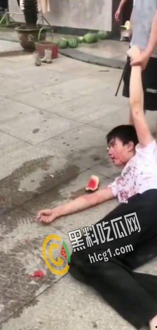 畜生行为！浙江海宁市周王庙镇 畜生孙子为了一个西瓜爆打奶奶 把奶奶打到浑身是血 倒地不起-7