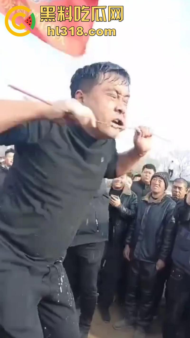 辽宁营口大石桥,对棚低俗表演现场实拍,各种钢针穿刺,铁链穿肉拉伸,玩的真够变态的啊!-1