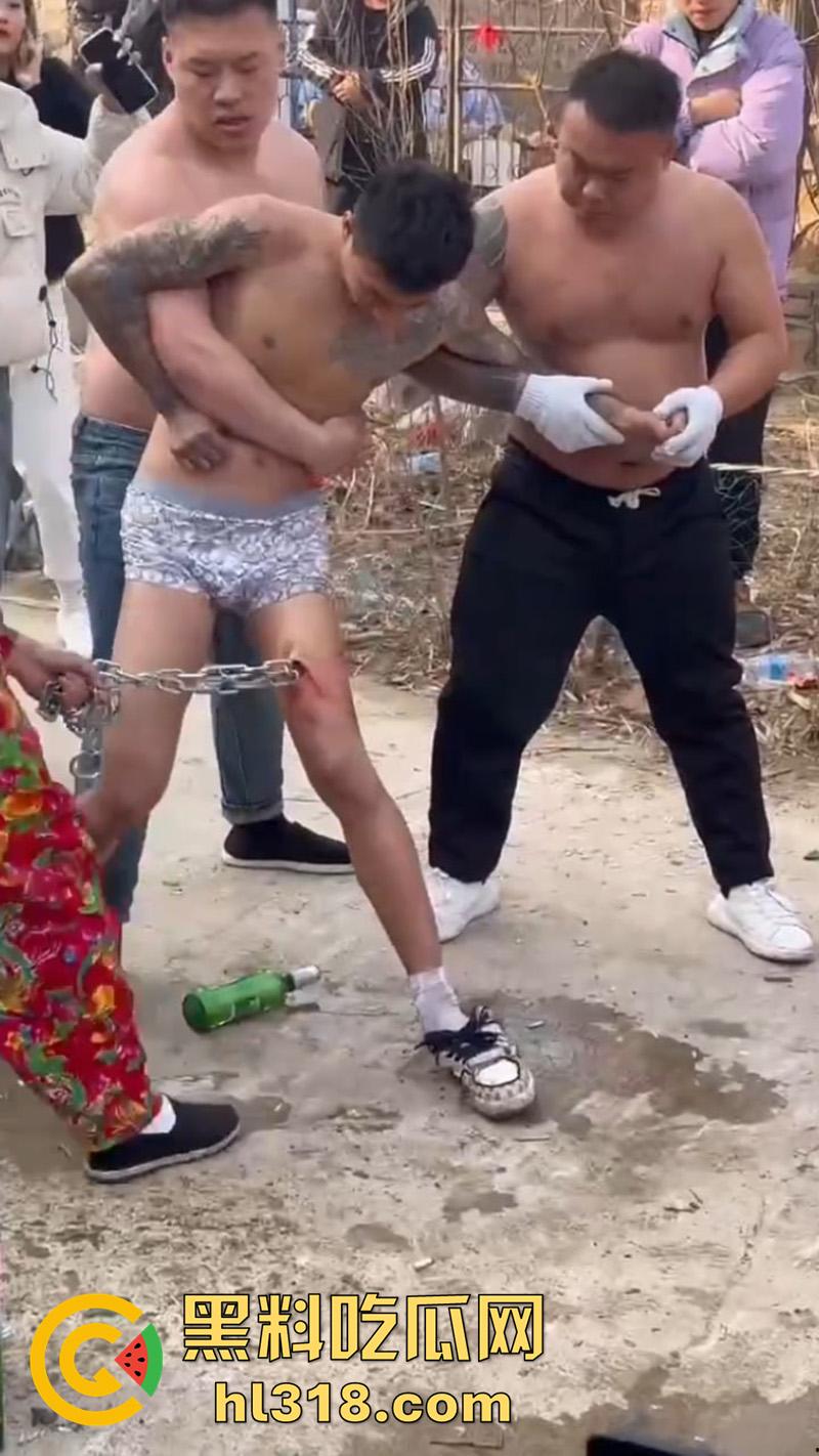 辽宁营口大石桥,对棚低俗表演现场实拍,各种钢针穿刺,铁链穿肉拉伸,玩的真够变态的啊!-4