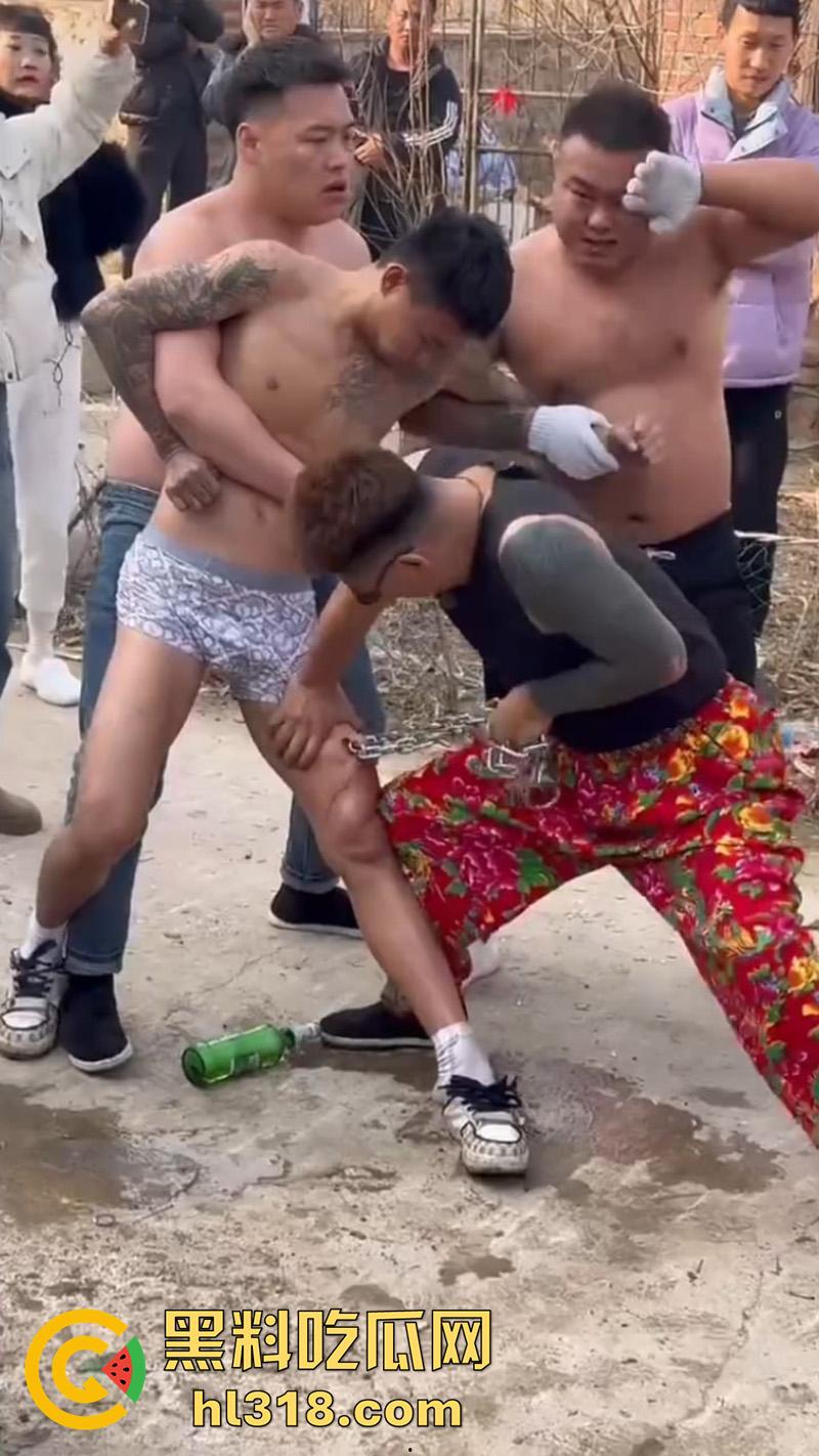 辽宁营口大石桥,对棚低俗表演现场实拍,各种钢针穿刺,铁链穿肉拉伸,玩的真够变态的啊!-5