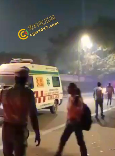 印度新德里景区爆炸震惊世人，鲜血渗透街道，8人当场死亡，惨烈火光照亮恐怖夜空，如同地狱修罗场！-1