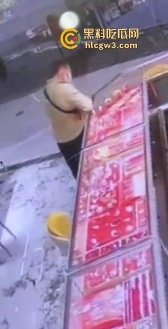 深圳水贝京基一楼惊现神偷！中午用刀划开柜台玻璃，100克金手镯被盗走-4