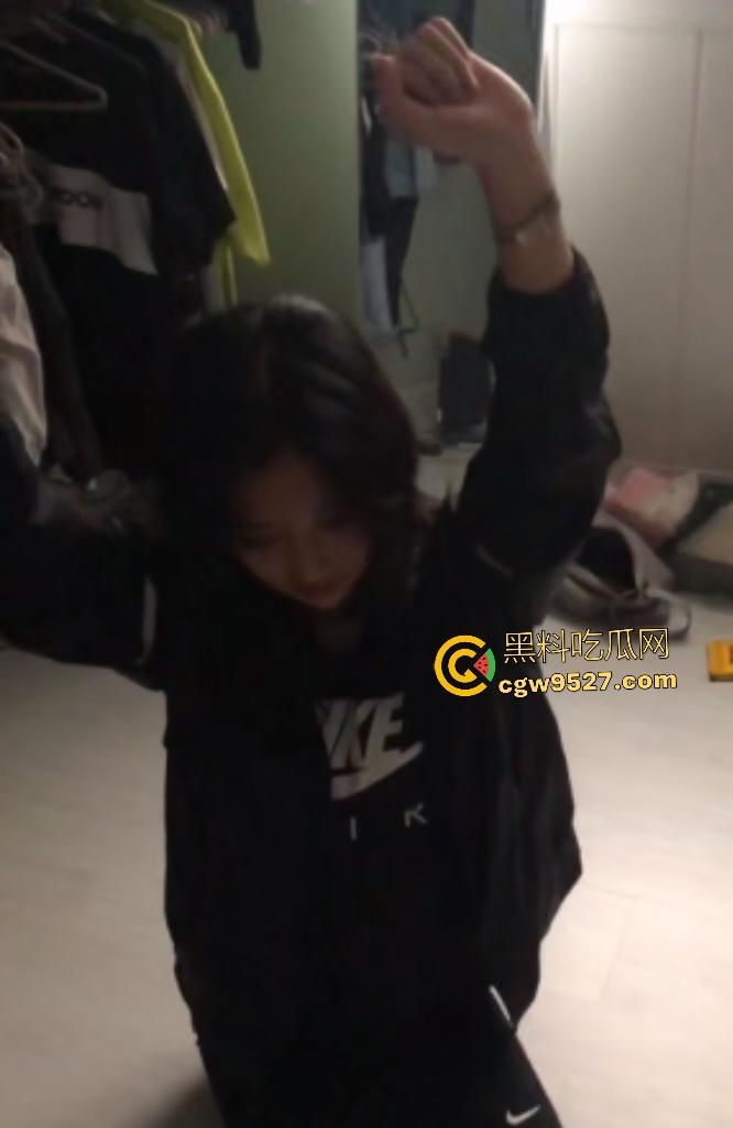 大二学姐说要给学弟露一手!谁知是要给学弟口交,自称是校内第一口活,无套内射让学弟感叹!-1