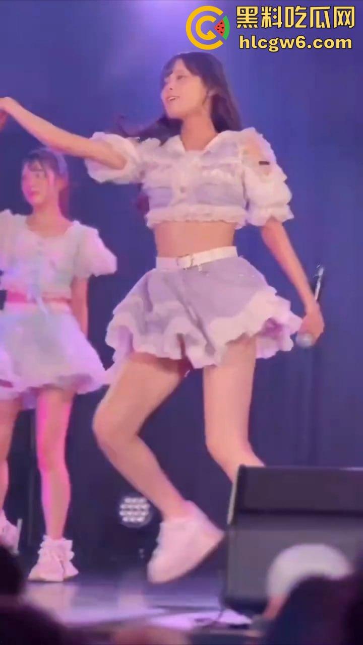 宅男挤爆日本女团演唱会,樱花妹不穿打底卖力热舞,胖次露得清清楚楚,前排观众嗨到失控!-2
