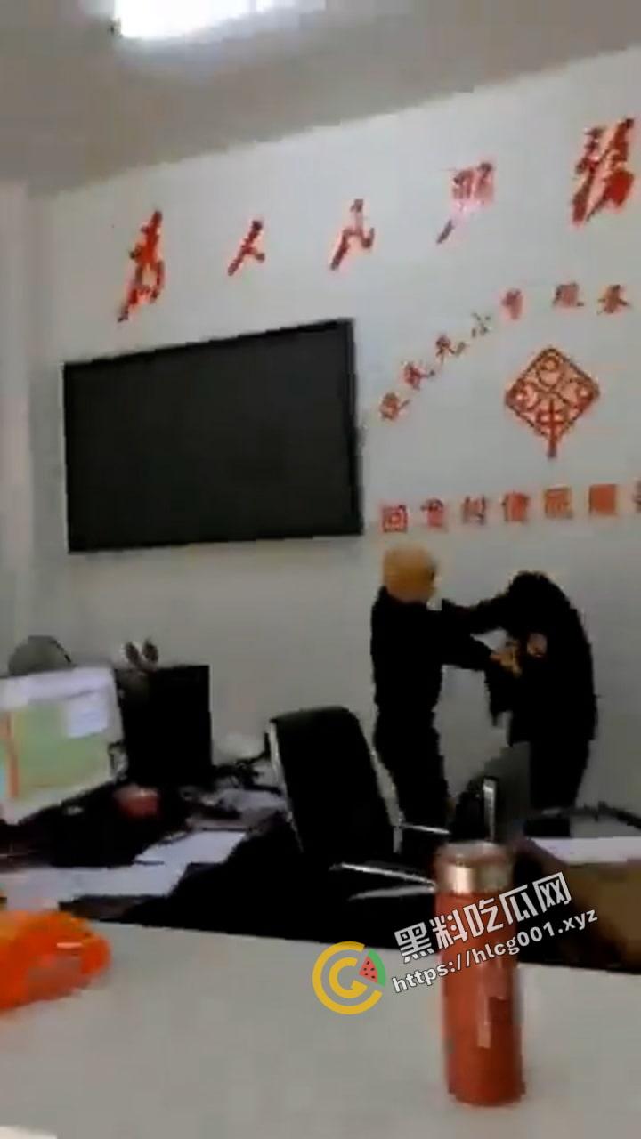 湖南省新宁县回龙村一村民与村委书记发生争执并将其当场捅死。视频由现场一名女村委委员拍下发在村群里喊人过来救命。-4