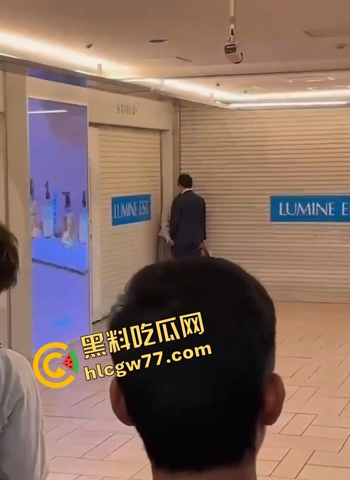 东京新宿站现场开撸?小情侣地铁口边亲边打飞机,游客人都看傻了,八嘎你们AV拍到地铁来了?-2