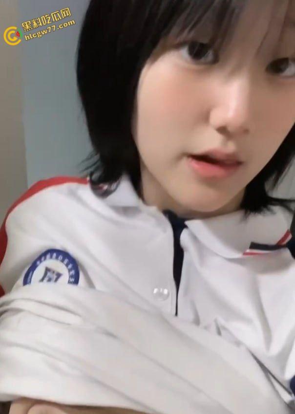 河北校花【王若玮】清纯校服藏大奶骚货！粉嫩骚逼尽显骚媚，清纯女神颜值唯美至极！-6