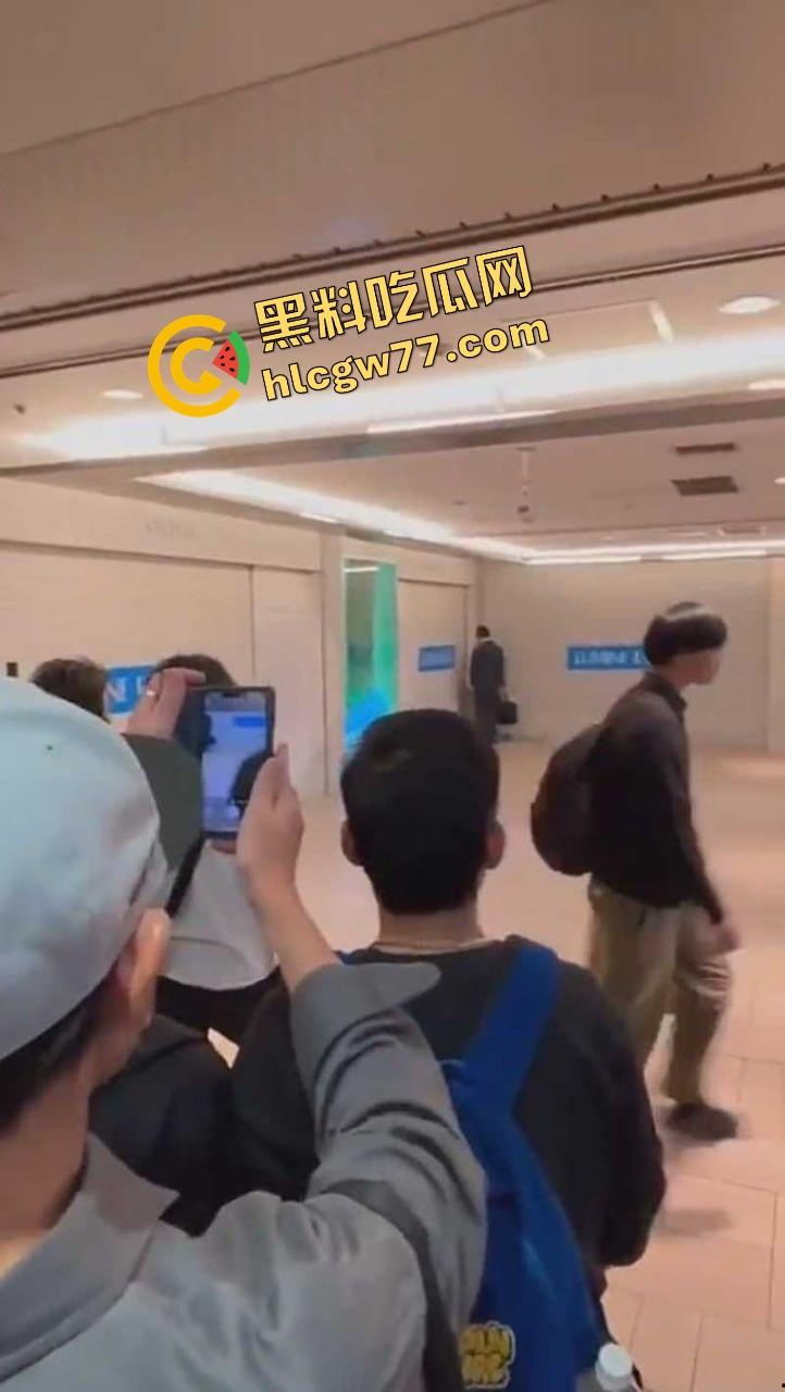 东京新宿站现场开撸?小情侣地铁口边亲边打飞机,游客人都看傻了,八嘎你们AV拍到地铁来了?-8