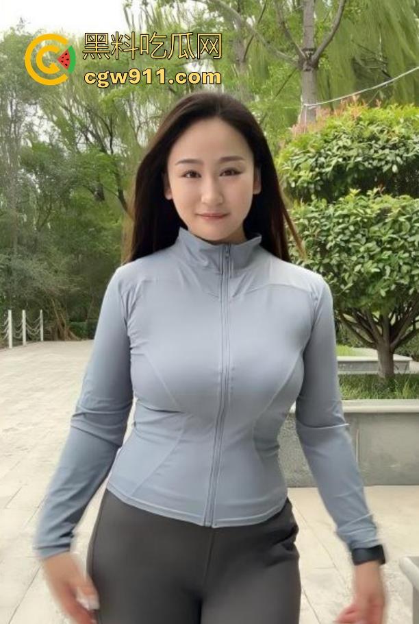 海角乱伦!骚妈过生日收到礼物后主动献身,趴桌撅臀迎合后入暴操,无套内射才是最好的生日礼物!-1