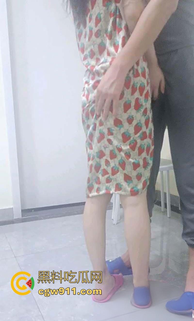 海角乱伦!骚妈过生日收到礼物后主动献身,趴桌撅臀迎合后入暴操,无套内射才是最好的生日礼物!-6