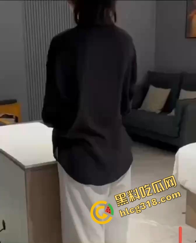 金主玩SM玩上瘾,小母狗穿狗链子趴着等打,撅屁股被打到红肿喊爸爸,有钱真能调教母狗!-4